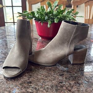 Kenneth Cole Charlo taupe suede peep toe side zip ankle bootie size 8.5